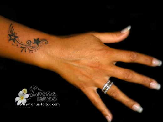 4b°) tattoo etoile sur la main